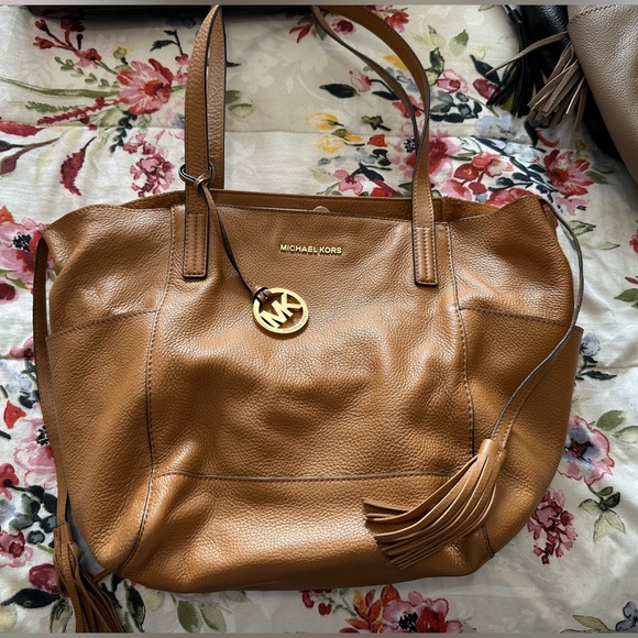 🎉SOLD🎉Michael Kors Ashbury Leather Medium Shoulder Bag - Acorn color - Picture 1 of 4